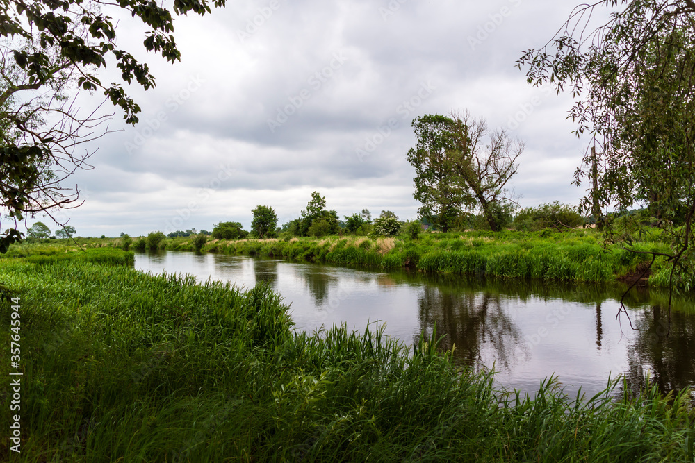 Pochmurny dzień nad rzeką Narew, Podlasie, Polska