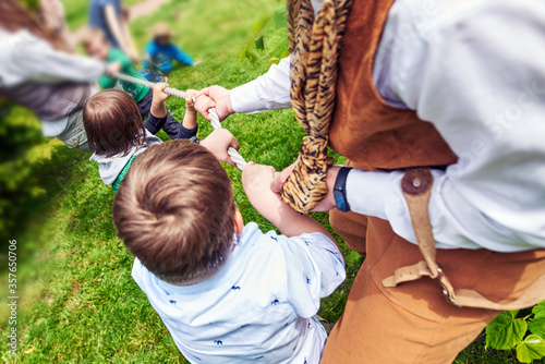 The animator, along with the children, plays the game, tug of war in nature. Parents are free.