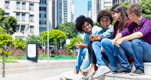 Canvas Print Group of talking hipster young adults in the city