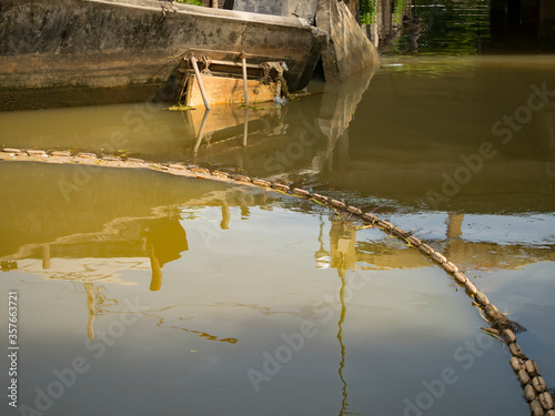 Fotografia buoy entrap garbage  in canal , prevent  wastrel float to the sea