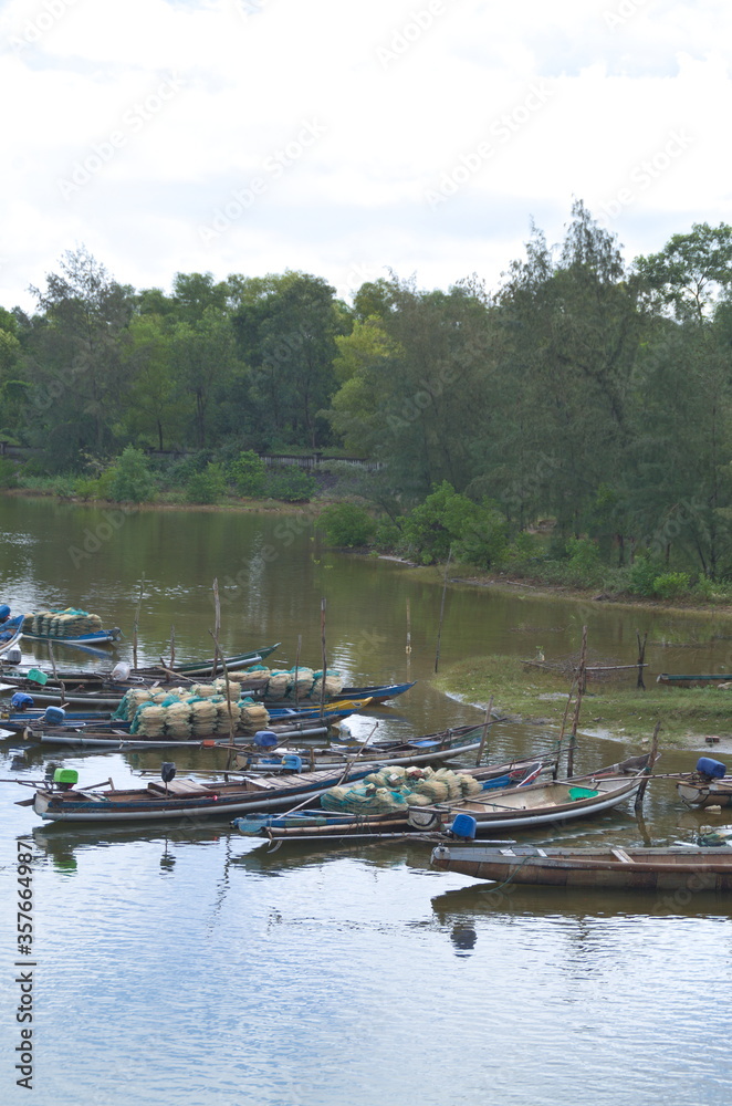 Fischerboote auf einem vietnamesischen Fluss