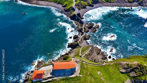 San Juan de Gaztelugatxe, cuyo nombre significa "castillo de roca" en el País Vasco  es sin duda una visita obligada durante su estancia en el País Vasco. A tan solo 35 km de Bilbao.