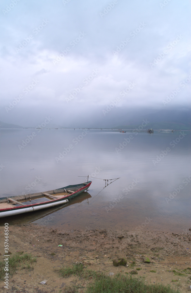 vietnamesische Fischerboote in der Lagune