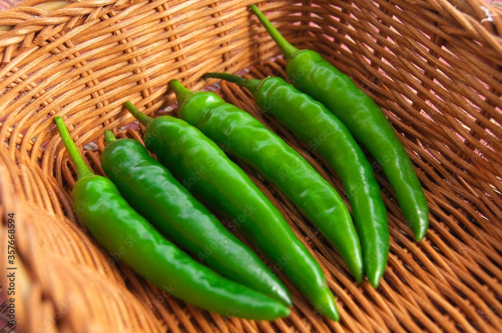 かごの中の青唐辛子