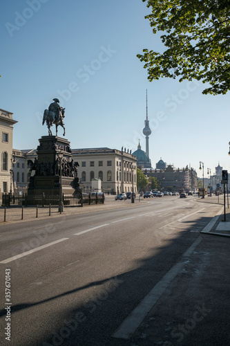 Straße unter dem Linden in Berlin-Mitte mit Blick auf das Reiterstandbild Friedrichs des Großen, die Humboldt-Universität zu Berlin und den Fernsehturm im Hintergrund 