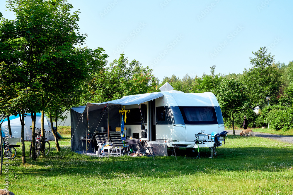 Camping Urlaub mit Wohnwagen im Sommer in Schweden mit der Familie - obrazy, fototapety, plakaty 