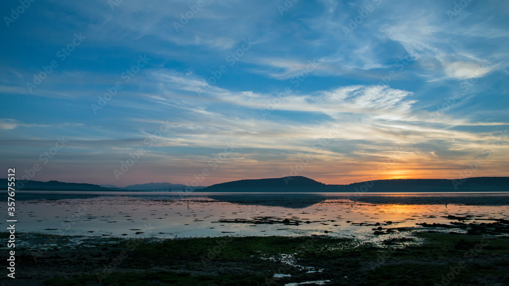 Obraz premium sunset over the Moray Firth at Alturlie looking towards Kessock Bridge 