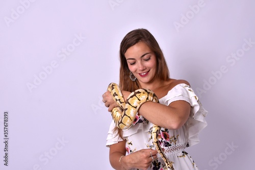 Modèle qui pose avec un serpent
