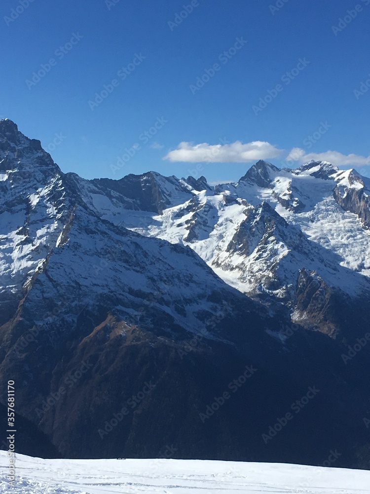 Photo of a mountain landscape in winter, with elements of snow.