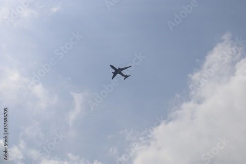 Avion de ligne dans le ciel de Singapour