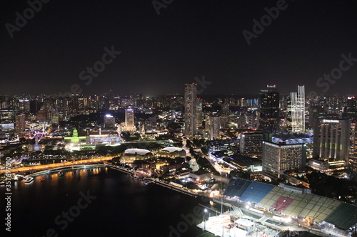 Baie et paysage urbain de nuit à Singapour