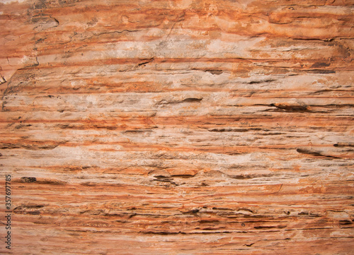 Eine Aufnahme von einem Felsen mit bunten Linien