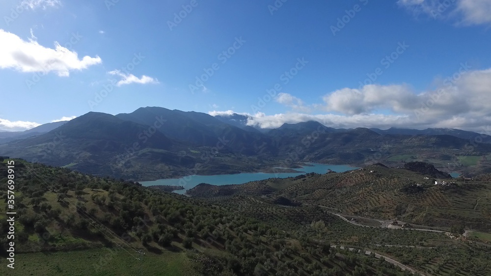 Vista aerea de un paisaje de montañas y lago de aguas turquesas