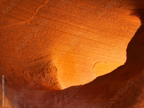 Vom Tageslicht beleuchtete Höhle im orangen Felsen