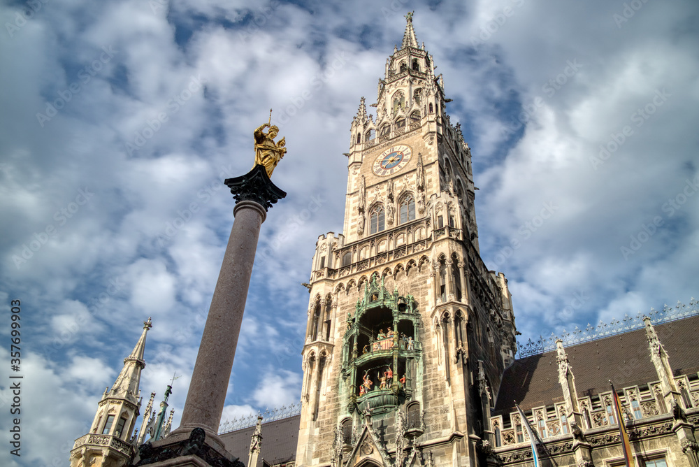Fototapeta premium Marian column and The New Town Hall on the Marienplatz Munich, Germany.