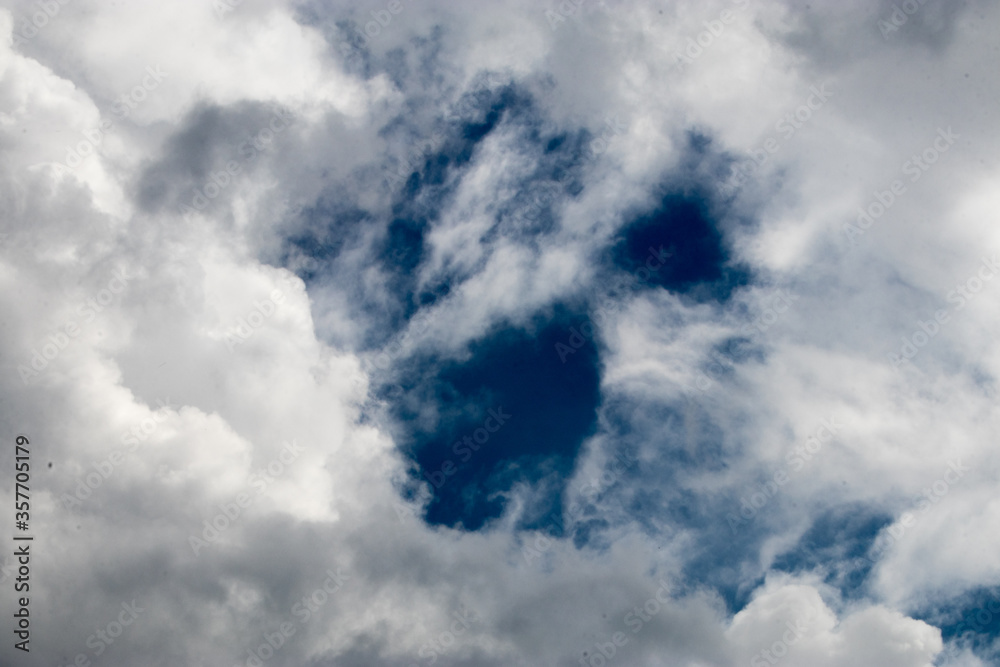 Obraz premium Dramatic sky with sun and dark clouds