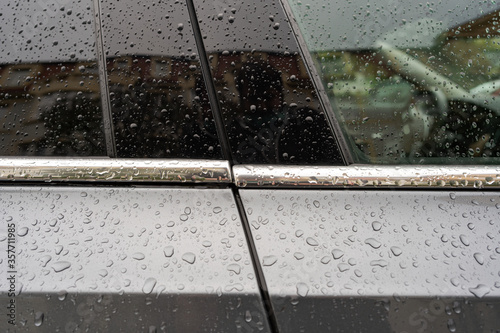 Problems with Fitting Individual Parts of a New Car, Visible Inaccuracy of the Chrome Decorative Strip, Low Quality Control, Panel and Trim are Misaligned
