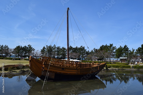 Wallpaper Mural 北前船寄港地 日本遺産 ／ 平成29年4月28日、文化庁より「北前船寄港地」が日本遺産に認定されました。登録された地域は北海道から北陸までの7道県11市町です。写真は山形県酒田市の日和山公園に、荒海を行き交った千石船（北前船）が二分の一サイズで復元され、いかりを下ろしています。 Torontodigital.ca