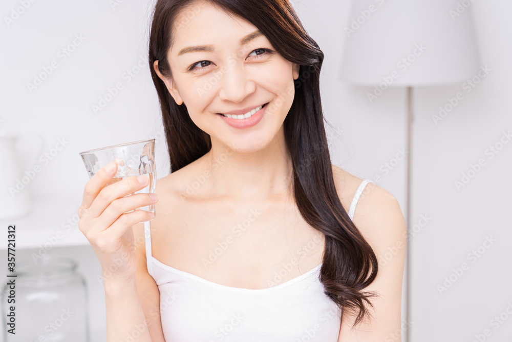 水を飲む女性 水を飲む女性
