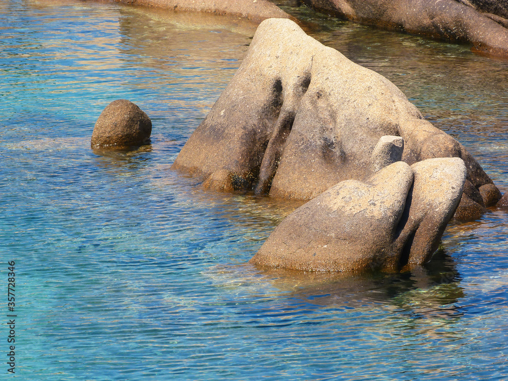 Fototapeta premium Angoli di paradiso percorrendo la costa per raggiungere la Spiaggia della Tartaruga, Cala Ghjlgolu, Sardegna
