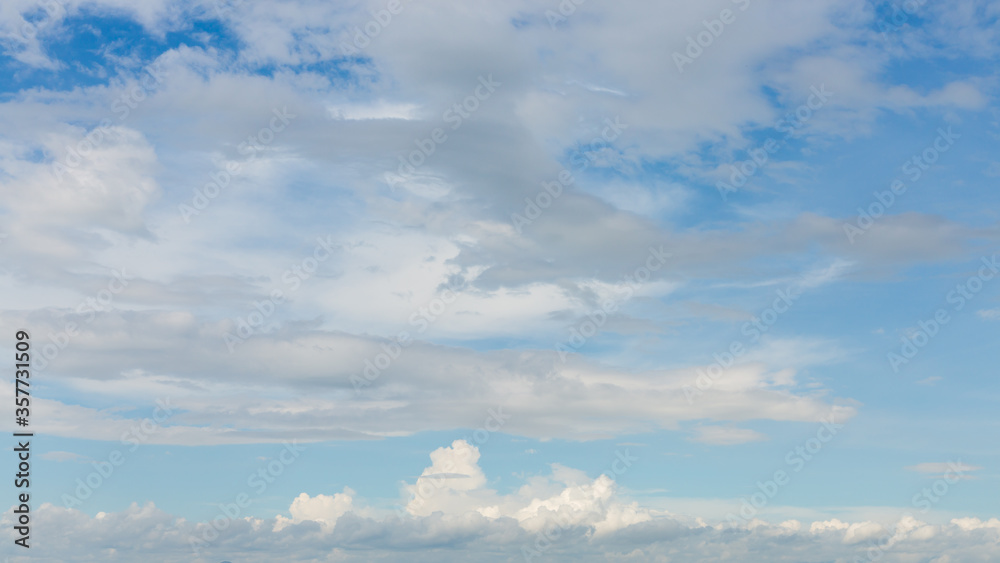 Fototapeta premium dramatic cloud moving above blue sky, cloudy day weather background