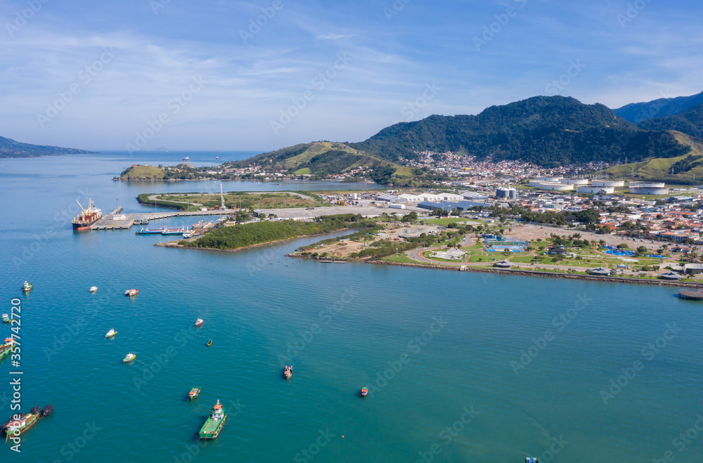 Fototapeta premium vista aérea do porto de são Sebastião, estado de são Paulo durante a quarentena