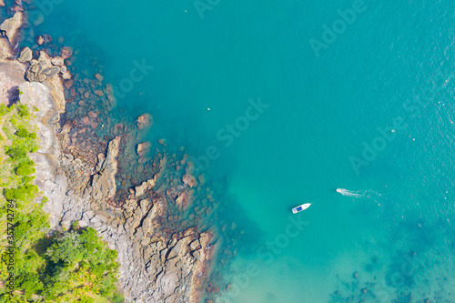 imagem aérea da praia de calhetas, litoral norte de são paulo