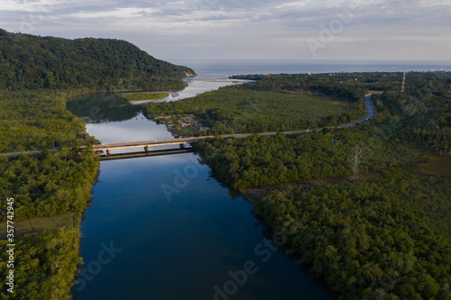 linda imagem do Rio Guaratuba  litoral Norte de S  o Paulo  incluindo lancha e barco de pesca