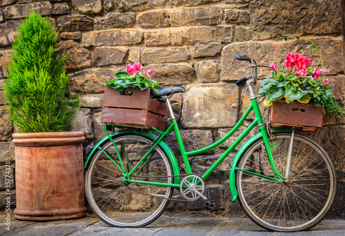 Fototapeta Naklejka Na Ścianę i Meble -  Green bicycle with flowers