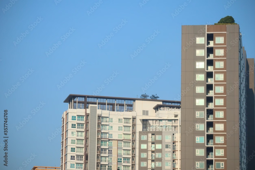 Fototapeta premium modern residential building in barcelona spain