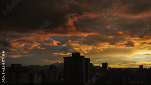 Edificios y atardecer 