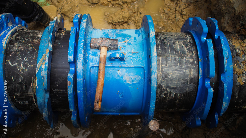 The pipe connection is installed on the leaking main pipe or burst pipe The pipe connection is installed on the leaking main pipe or burst pipe