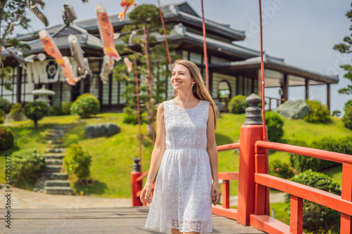 Wall Mural traveler stopped on the street and looking at the Japanese traditional building