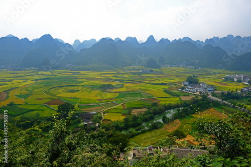 中国旅行・カススト地形の万峰林