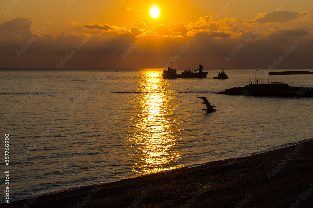 Sonnenaufgang am Hafen von Rhodos