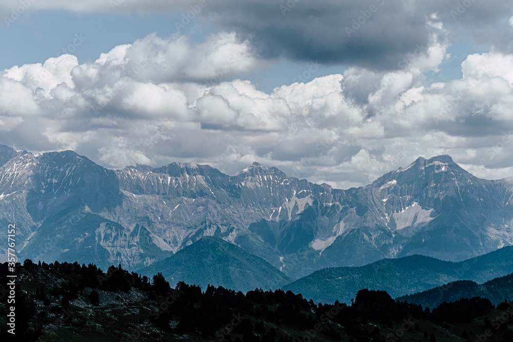 Obraz premium Paysage de montagne avec un ciel nuageux - Drôme, France