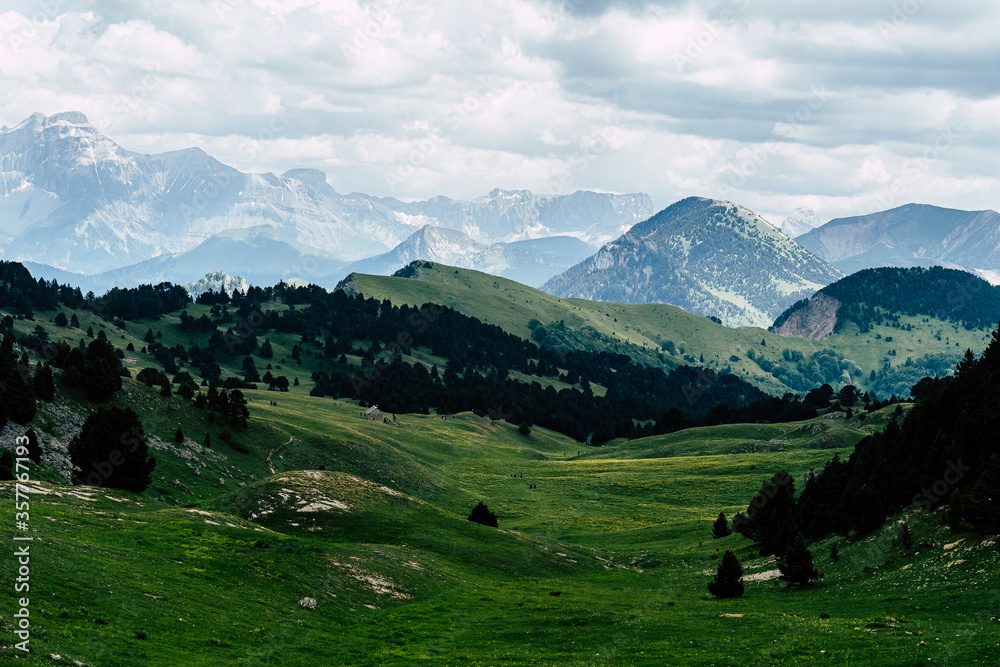 Paysage de montagne avec un ciel nuageux - Drôme, France