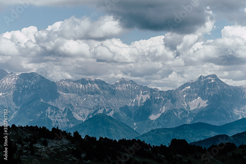 Paysage de montagne avec un ciel nuageux - Drôme, France