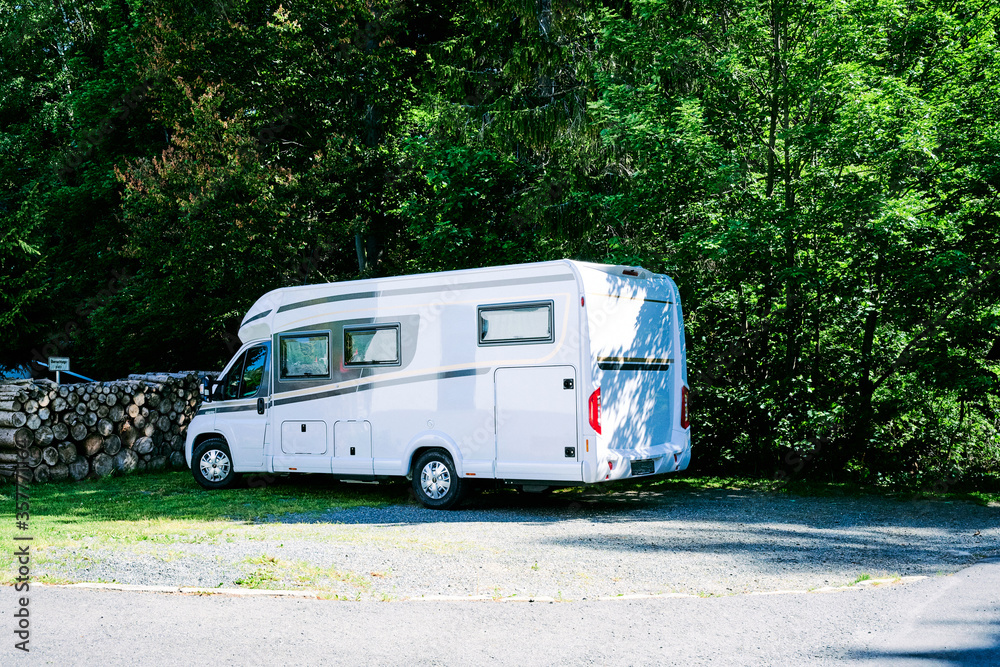 Schöner Camping Urlaub  mit Wohnwagen und Wohnmobil im Sommer in Europa 