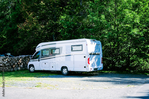 Schöner Camping Urlaub mit Wohnwagen und Wohnmobil im Sommer in Europa 
