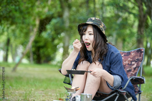 一人キャンプで料理をする若い日本人女性