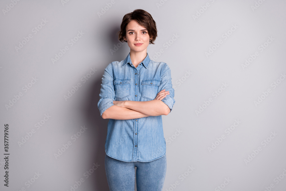 Photo of attractive business lady wavy bobbed hairdo arms crossed self-confident chief worker charming appearance wear casual denim shirt isolated grey color background Photo of attractive business lady wavy bobbed hairdo arms crossed self-confident chief worker charming appearance wear casual denim shirt isolated grey color background