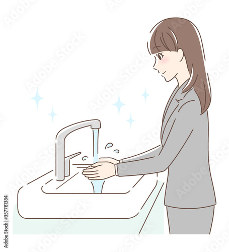 水道水で手を洗う女性