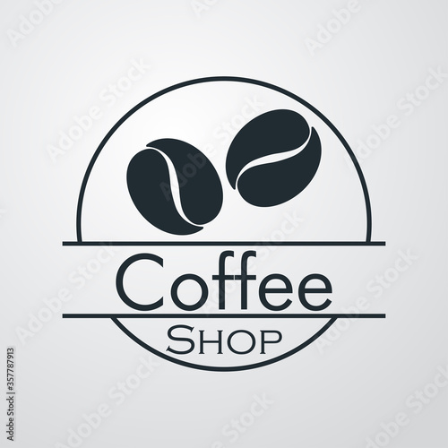 Concepto tienda de café. Logotipo lineal con texto Coffee Shop en círculo con granos de café en fondo gris