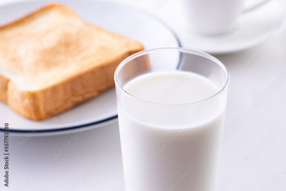 牛乳とバタートースト 牛乳とバタートースト