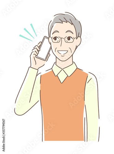 笑顔でスマホで通話する男性