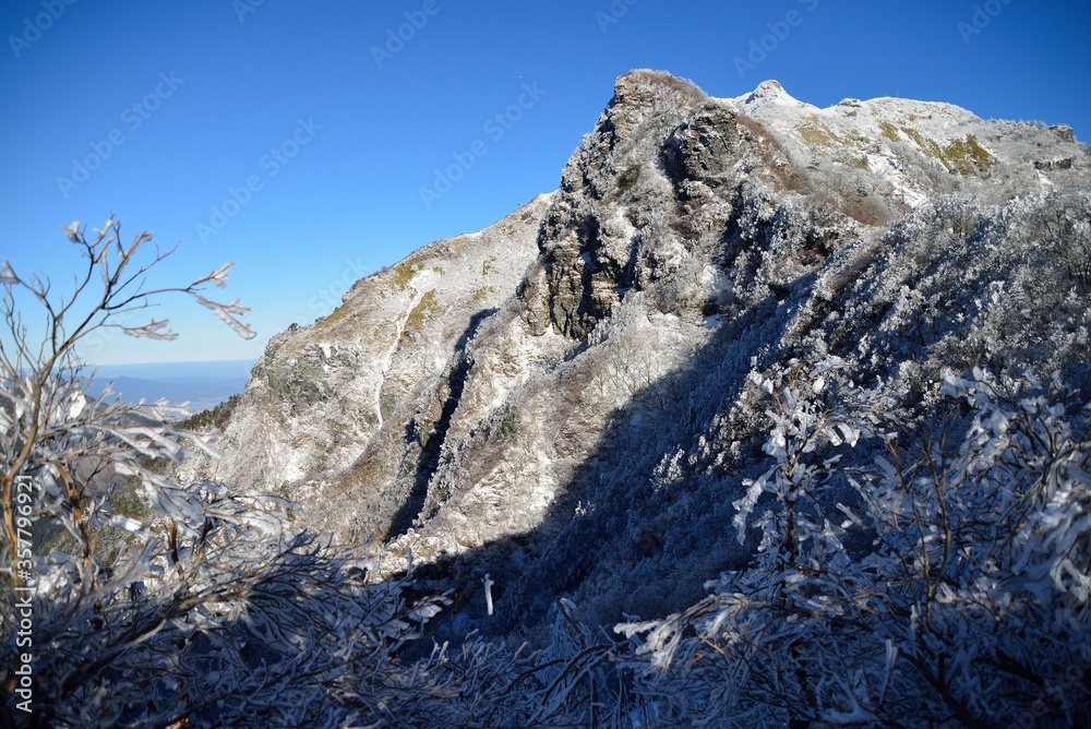 寒風山（かんぷうざん）は、四国山地西部の石鎚山脈に属する山である。四国百名山に選定されている。かつては「さむかぜやま」と呼ばれた
