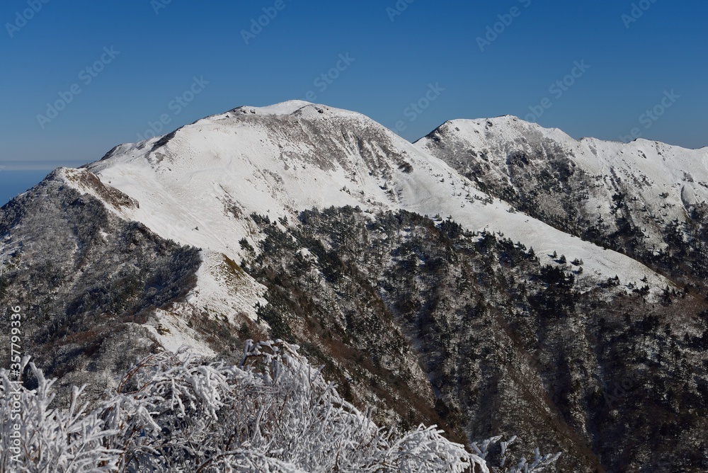 ちち山（ちちやま）は、四国山地西部の石鎚山脈に属する山である。乳山とも表記され、かつては西側に対峙する笹ヶ峰が母山であるのに対し、父山でもあったという