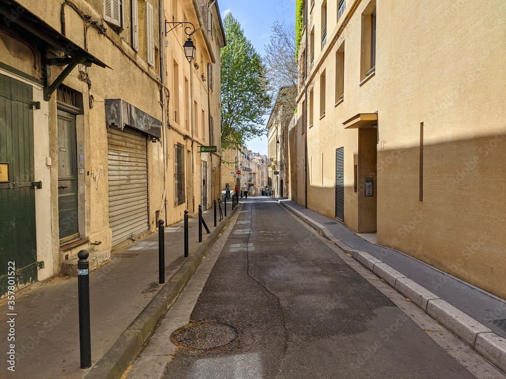 Obraz premium Aix en Provence, kalisony, duże drewniane drzwi, rzeźby i to średniowieczne miasto uznane przez światowe unesco za sztukę i starożytne fontanny wodne