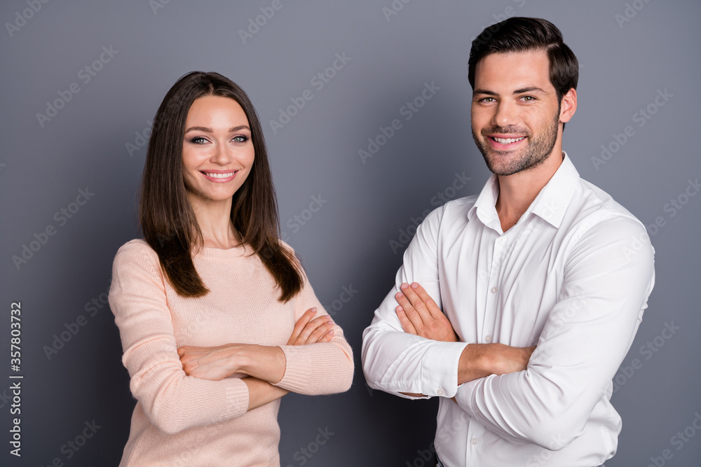 Photo attractive lady handsome guy standing side by side arms crossed confident partners one team family wear shirt pullover isolated grey color background Photo attractive lady handsome guy standing side by side arms crossed confident partners one team family wear shirt pullover isolated grey color background